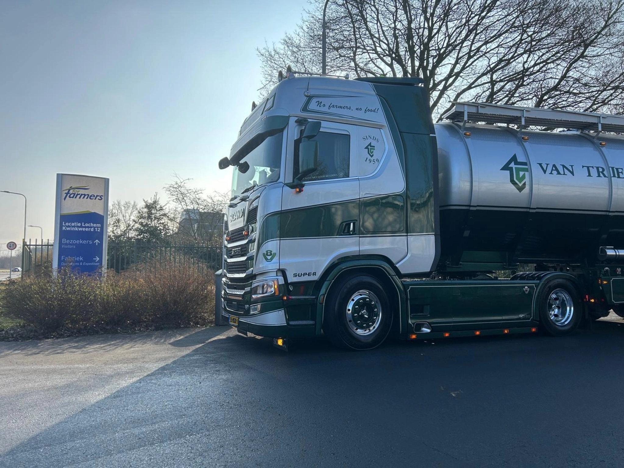 Tankwagen VTC bij bord FF