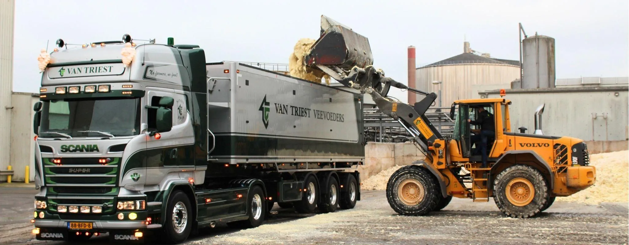 VTC truck laden erwtenpersvezel header - Van Triest CirQlar is onderdeel van ForFarmers Nederland B.V