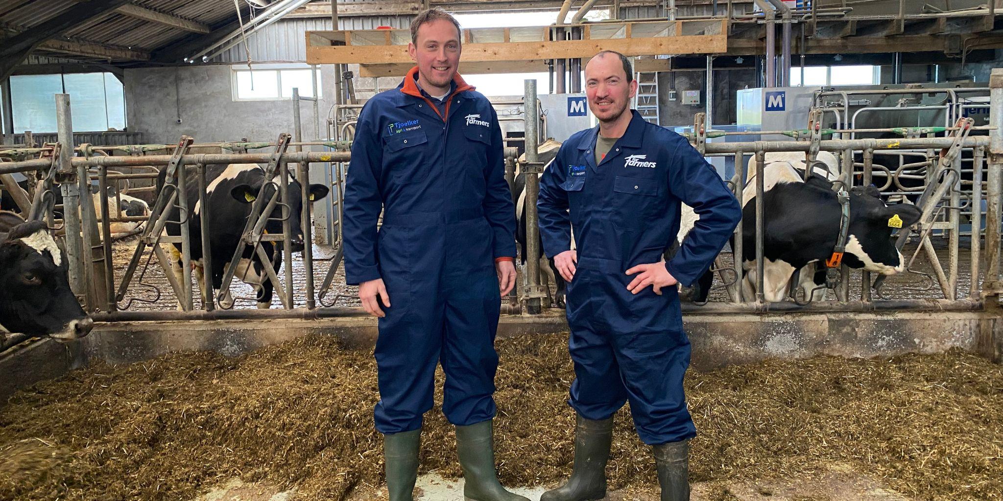 Robotspecialist Gerard Smink en melkveehouder Jan Ensink - Tjoelker Fouragehandel