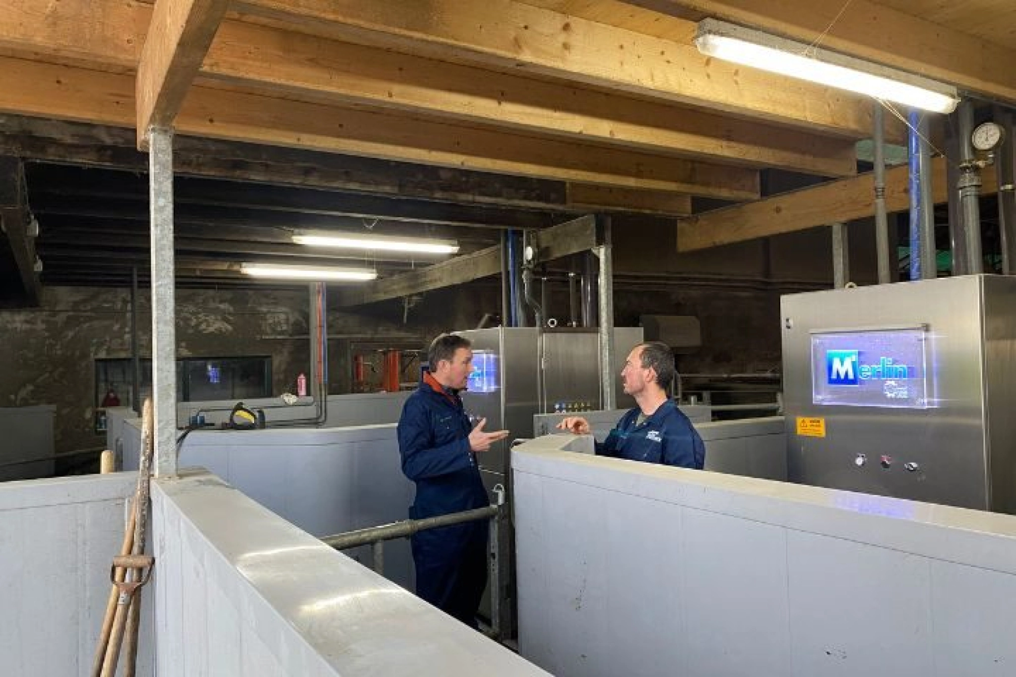 Gerard Smink en Jan Ensink bespreken de robotinstellingen