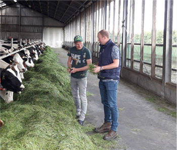 Johan Riefel in gesprek met For Farmers melkveespecialist Wouter Schreurs - Tjoelker Fouragehandel