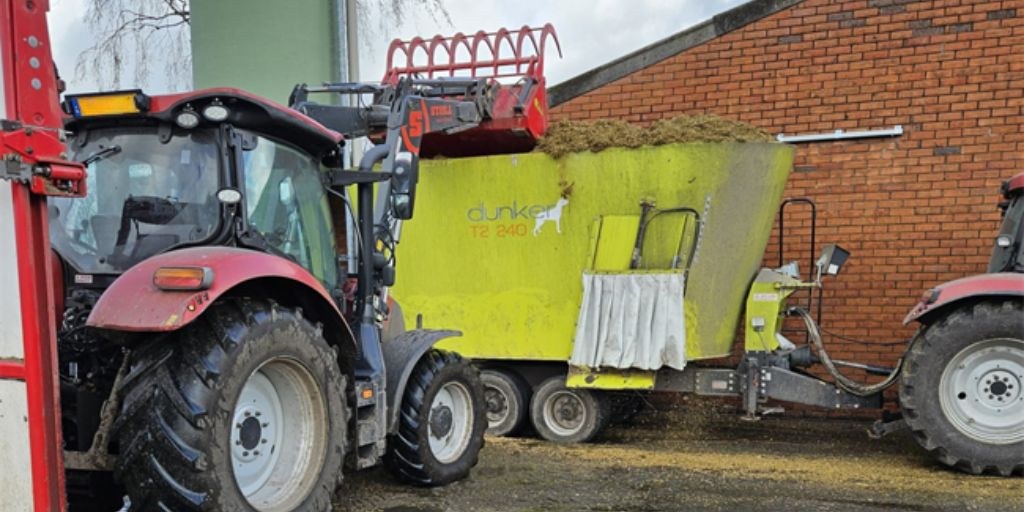 Overvolle voermengwagen - Maasland Agri