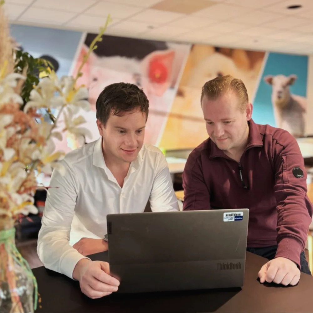 Traders achter laptop